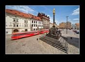 Červená elektrika | Plzeňské náměstí Republiky, morový sloup, radnice, projíždějící tramvaj. | autor: Marek Vaneš